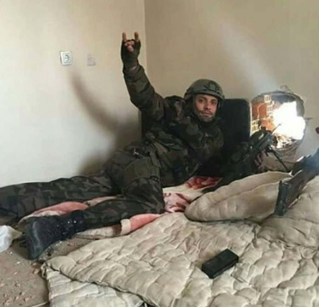 Nöbet değişimi sırasında pusuyu fark edip 40 askerimizin hayatını kurtaran  Yiğidimiz..
25 Mart 2016 yılında Hakkari'nin Yüksekova ilçesinde teröristler ile girilen çatışmada şehit düşen Özel Harekat Polisi Emre Fıstıkeken şehadet senesinde  ruhu şad olsun. 🇹🇷

Unutma Unutturma !