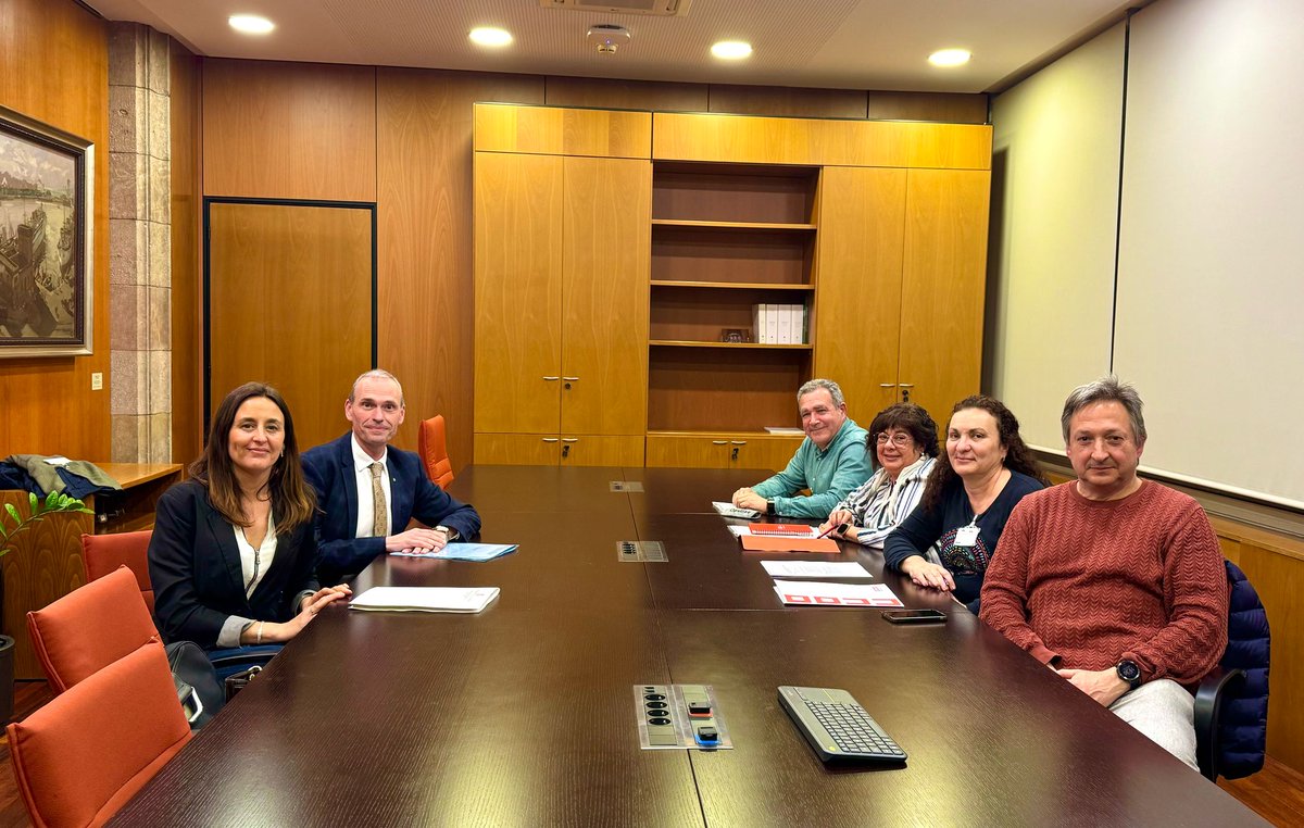 Avui UGT i CCOO ens hem reunit amb la consellera <a href="/eniubo/">Esther Niubó</a> per treballar la implementació de la #JubilacióParcial als professionals del sector de la concertada.

Aquesta mesura millorarà la vida de les treballadores en un sector altament feminitzat reduint la bretxa de gènere. 💪🏽