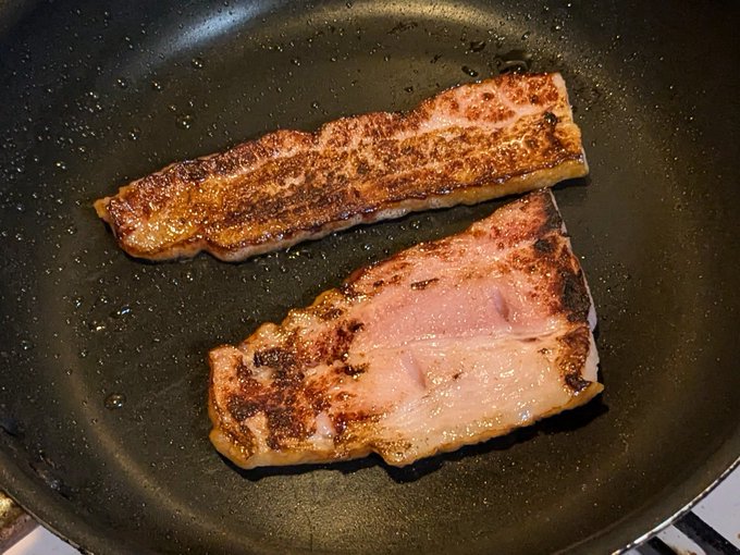 厚切りベーコン焼いてる 