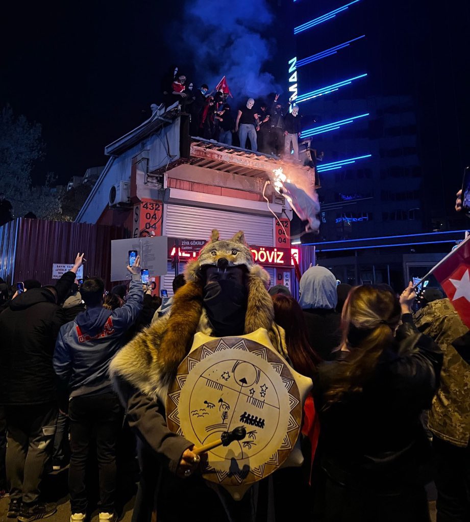 Ankara’daki eylemlerden çok konuşulacak bir fotoğraf:

Önde şaman davullu, kurt postu giymiş biri; arkada Öcalan’ın maketini yakarak sallandıran Türk gençleri.