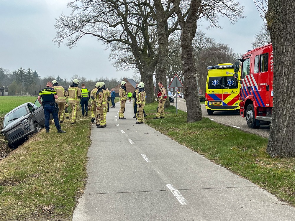 Brommobiel belandt in greppel, bestuurder door brandweer bevrijd