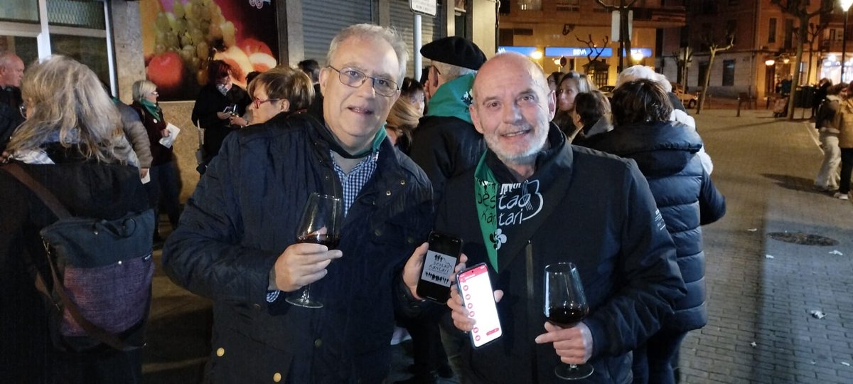 Sestao Kantari app-ean dago!

Beraien liburuxkaz aparte, agenda ere sartu dute dagoeneko. Pasadan ostiralean estreinatu zuten app-a, ospatu zuten kantariaren geldilekuak eta abestiak eskeiniz. 

Eskerrik asko Luis Alonso (eskuman) eta Javier García de Vicuña (ezkerrean) 👏👏👏💪🏼