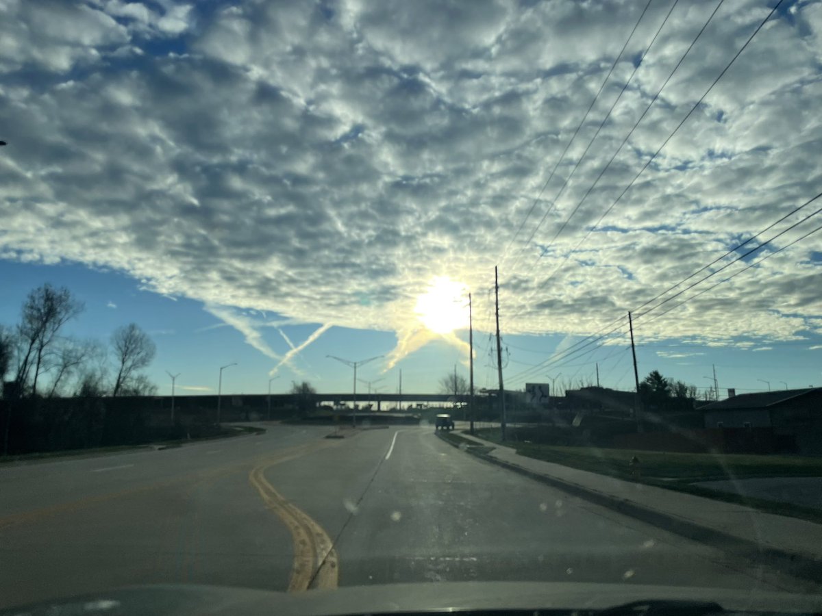 TheBoltNutZ's tweet photo. @CogzLogz Some good ones today. Clouds apparently now have tails which cross https://t.co/w35oJQjZaR