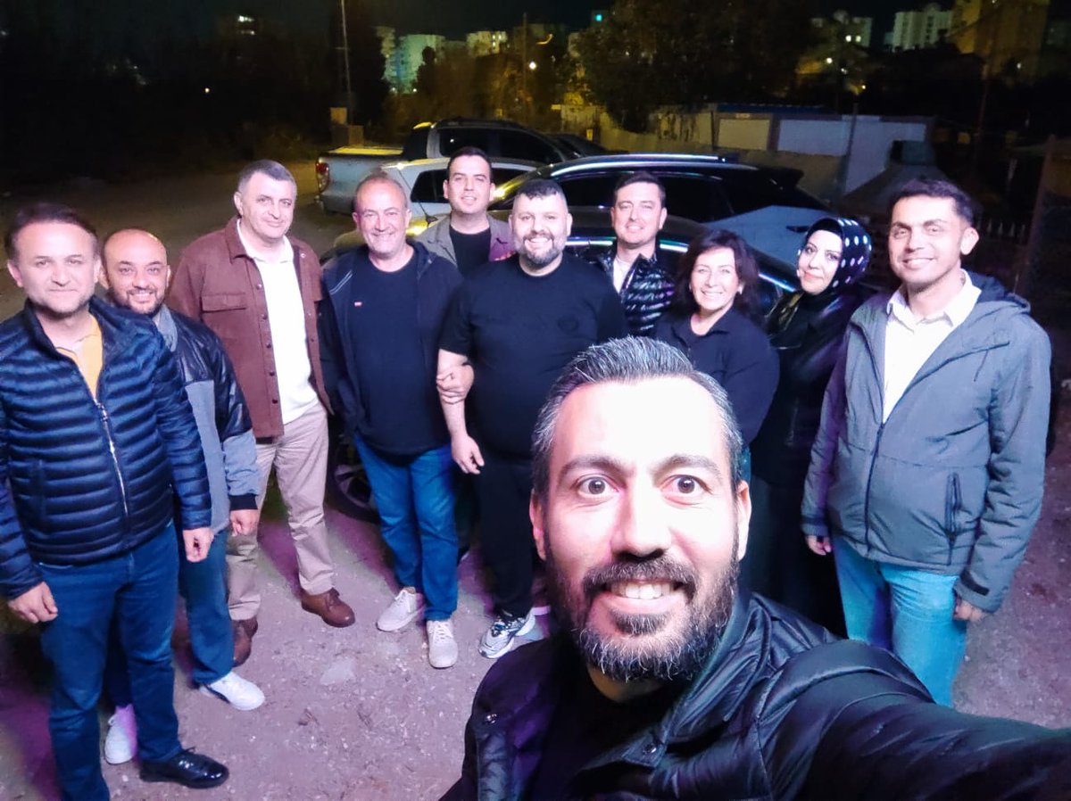 Davanın hakikati.

Eski Dava arkadaşlarımız ve Reis sevdalısı dostlarımız ile bir araya geldik. Eski güzel günleri yad ettik. Eski Davanın güzelliğinden kalbimiz çarparak yüzlerimiz gülerek bahsettik.