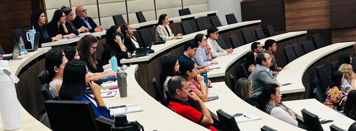 InstitutoBCP's tweet photo. El curso "Economía para no economistas" arrancó hoy con una introducción a los fundamentos de la economía, los conceptos esenciales y la función del estado en este ámbito. La charla estuvo a cargo de Juan Manuel González, Jefe de División de Estabilidad Financiera. https://t.co/wLmKoOmSoA