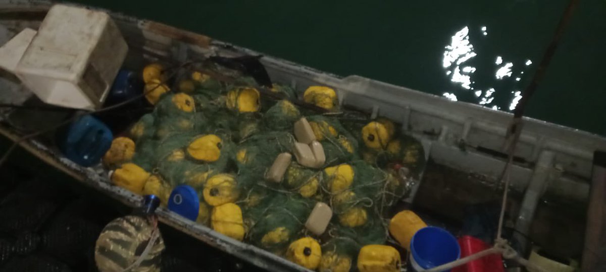 aeronavalpanama's tweet photo. #PlanFirmeza, una embarcación de la #Utoa de la @policiadepanama, asignada a la operación #PescaDigna de la #Aeronaval, interceptó una embarcación en Veracruz, hallando cinco paquetes rectangulares de presunta sustancia ilícita y se aprehendió a tres masculinos. https://t.co/15Yfeaz3SN