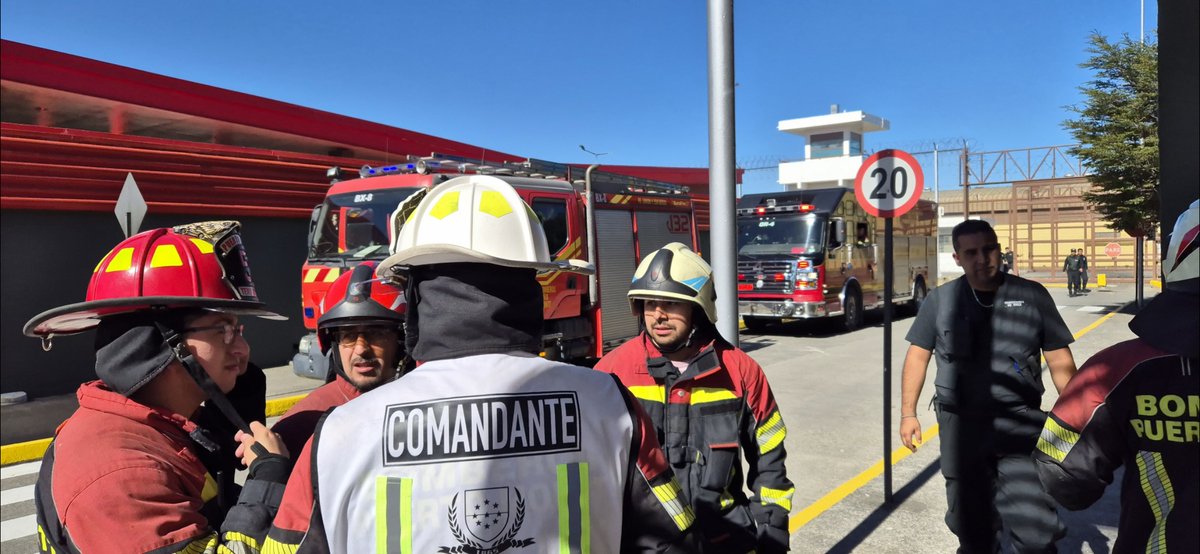 Senapred's tweet photo. Equipo de #SENAPREDLosLagos participó en el desarrollo del #simulacro de incendio en infraestructura crítica en el Complejo Penitenciario #PuertoMontt a fin de prestar el apoyo y generar las coordinaciones vinculadas al Plan anual de simulacros/simulaciones en Infraestructura Critica y poner en ejecución los Planes de Emergencia y enfrentar emergencias penitenciaria y/o desastres.
@Gendarmeria_LL
@CarabLosLagos @CentralCBPM