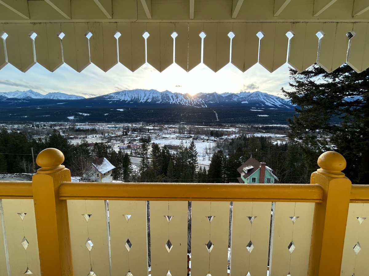 SentPackin's tweet image. My new story for Vacay.ca explores Golden's curious Swiss guide past while uncovering my family's personal connections. Plus, I get to stay in a cozy restored chalet in a revived historic village! vacay.ca/2025/03/in-gol…
@TourismGolden @KickingHorseMtn @KootRocks