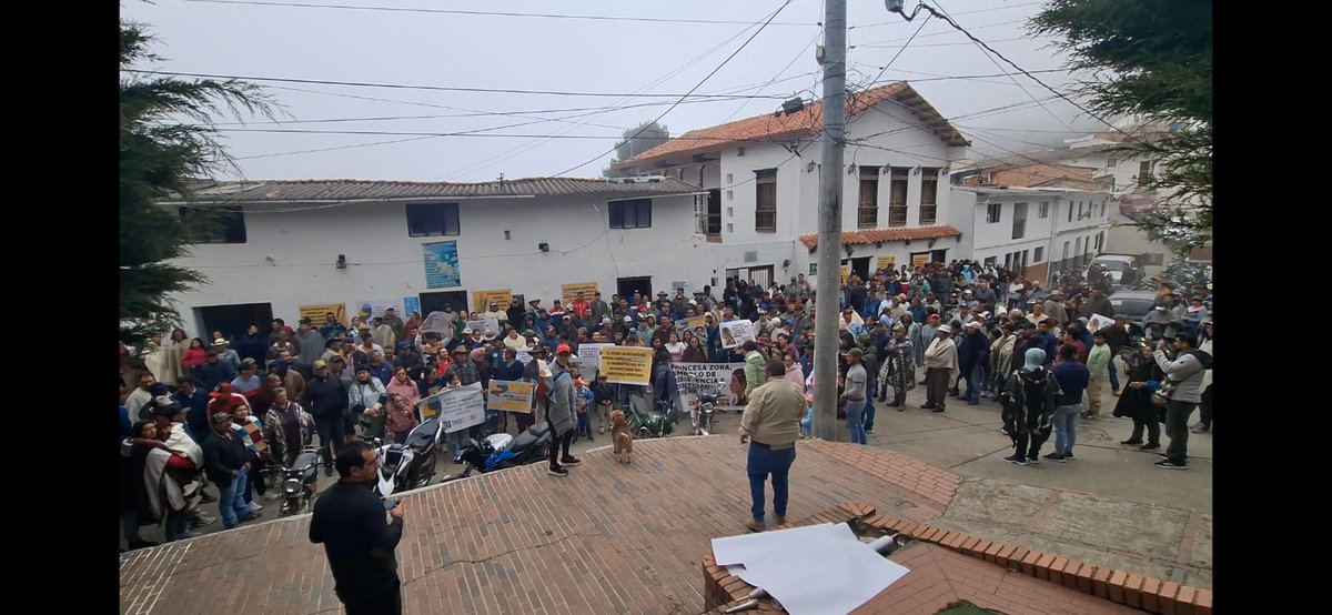 asomineros's tweet photo. El 12 de marzo se  reunió la comunidad minera de #Vetas  en el parque principal declarándose en desobediencia Civil y solicitando a sus autoridades locales llamar a una consulta Pública, popular y democrática para defender nuestra autonomia territorial! @PGN_COL @CIDH @CARCDMB https://t.co/e0cLsHSCzy