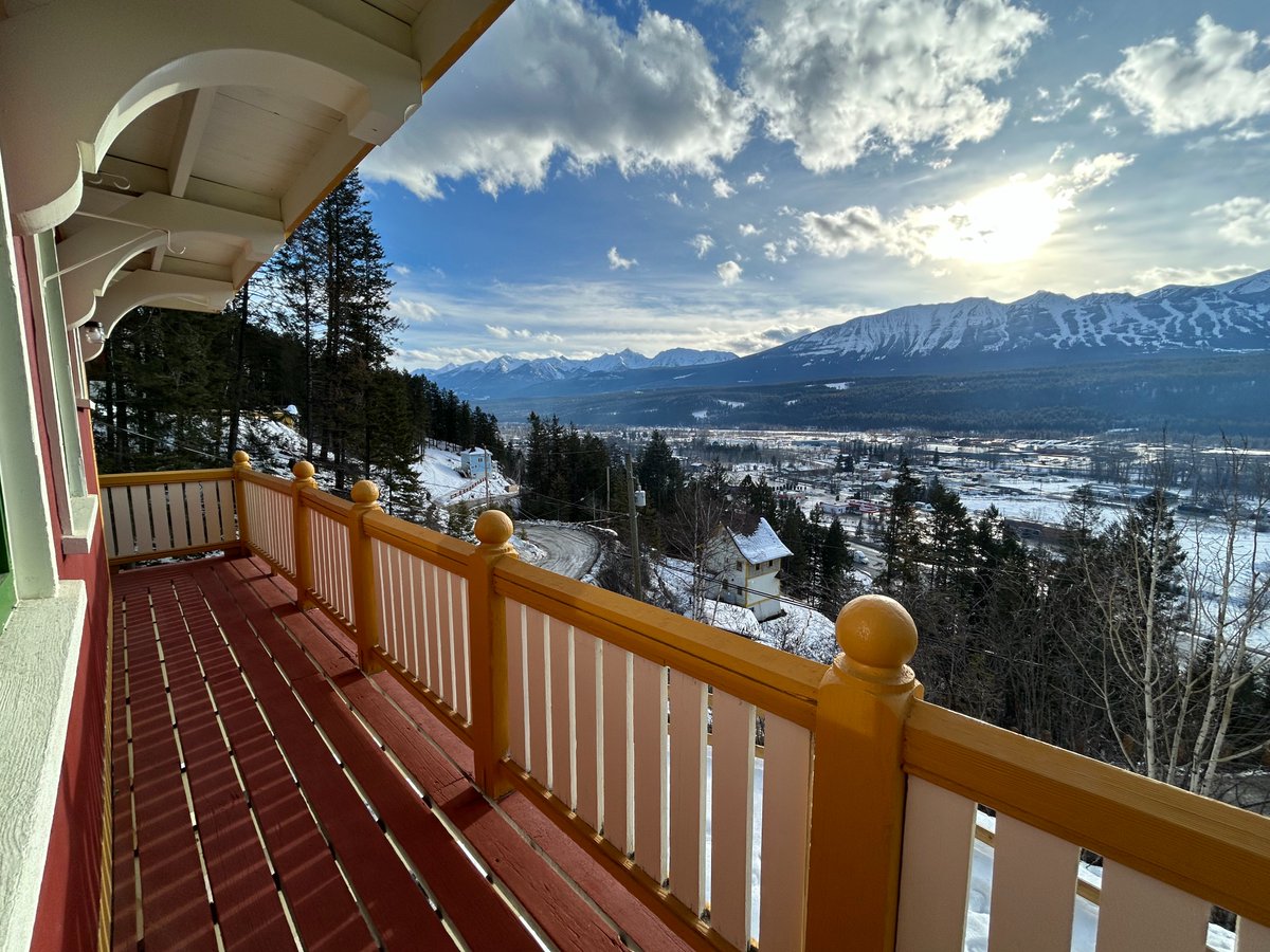 SentPackin's tweet image. My new story for Vacay.ca explores Golden's curious Swiss guide past while uncovering my family's personal connections. Plus, I get to stay in a cozy restored chalet in a revived historic village! vacay.ca/2025/03/in-gol…
@TourismGolden @KickingHorseMtn @KootRocks