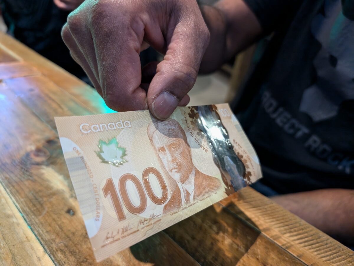 The Ottawa Police Service is warning residents about a surge of counterfeit $100 bills that have been circulating since December 2024. Read more here: shorturl.at/bqTto
#ottawa #ottcity #ottnews