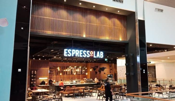 Taylor Swift uçak yakıtını doldurmak için acil iniş yaptığı kısa süreli Istanbul gezisi hakkında konuştu:

 "Istanbul çok güzeldi, Canım Iced Americano çekmişti ve havalimanındakiler bana Espressolab’ı önermişlerdi. 2 gün tuvaletten çıkamadım konserim iptal oluyordu az kalsın."