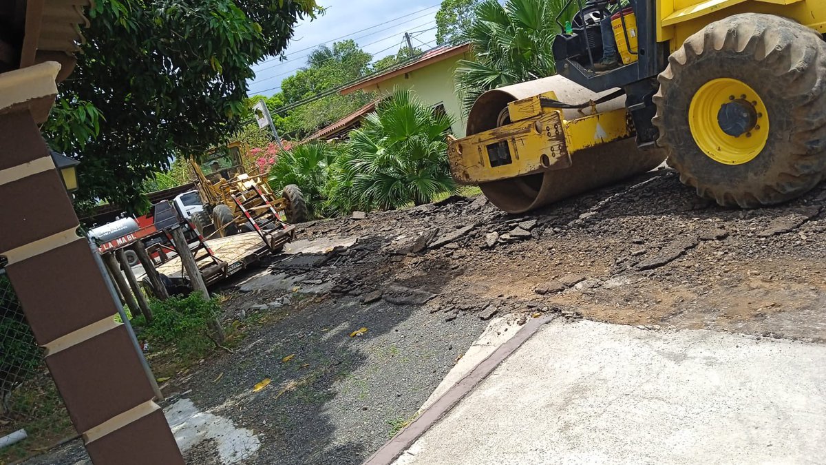 Felicidades a las Autoridades de Río de Jesús por el mejoramiento de algunas carreteras, ojalá se acuerden del corregimiento de las Huacas carretera en muy mal estado, y es un área de producción.