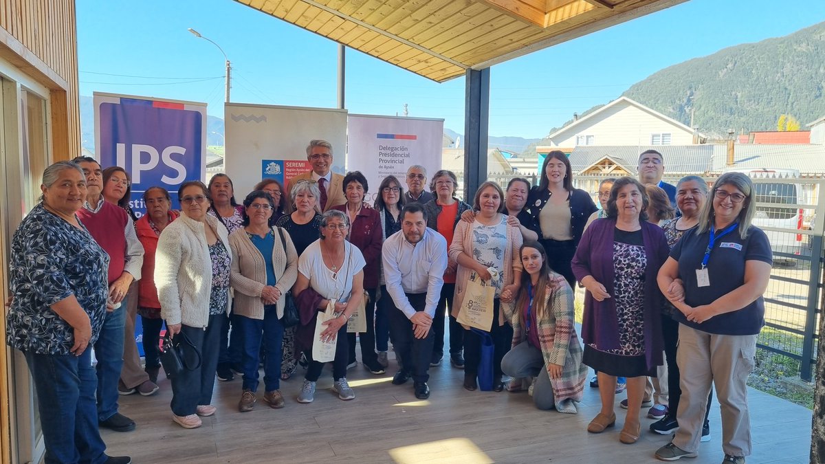 Conversatorio Mejores Pensiones para Chile.
Esta tarde el Delegado Presidencial Provincial de Aysén junto a la Seremi del Trabajo y Previsión Social y el Director del Instituto de Previsión Social (IPS) estuvieron compartiendo con diversos clubes de adulto mayor de Aysén.