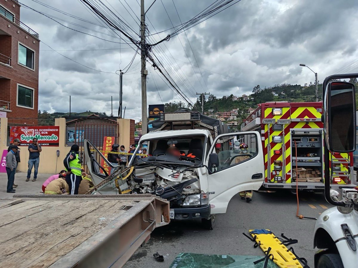 🔴#Atención | #Cuenca | Un violento accidente de tránsito dejó como saldo 2 heridos

Miembros de Bomberos Cuenca fue alertado sobre la colisión de dos vehículos pesados, en la Panamericana Sur, cerca del ingreso a Nero. 

Dos personas heridas fueron trasladadas a casas de salud.