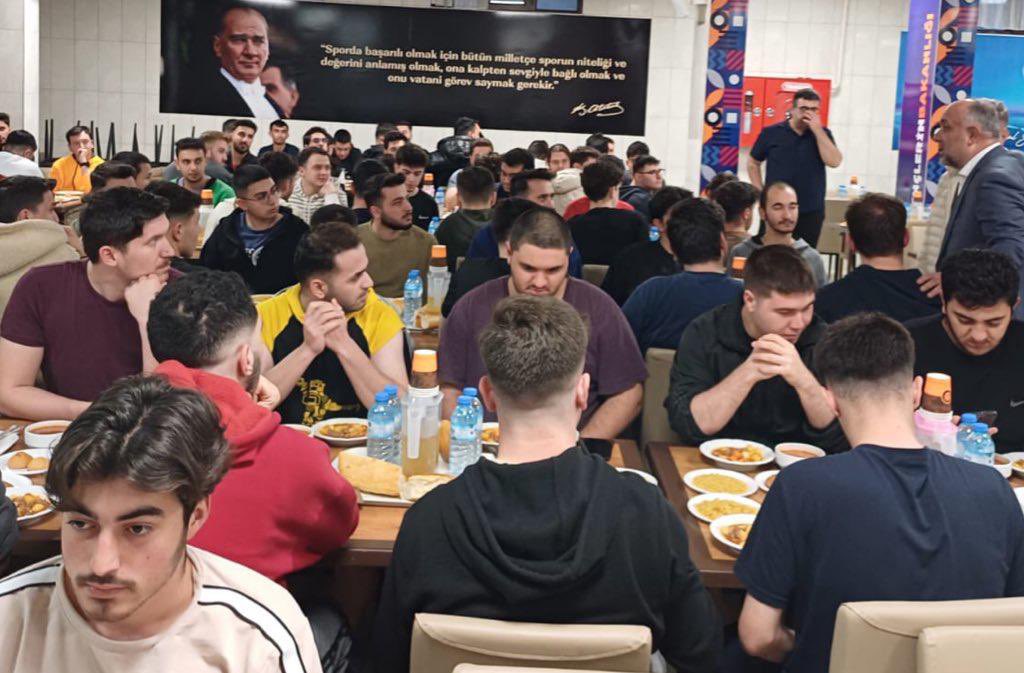 Öğrencilerimizle aynı sofrayı paylaşarak gönül birliği yaptık. Bu anlamlı buluşmada Ramazan'ın sıcaklığını ve dayanışma ruhunu bir kez daha hatırladık.