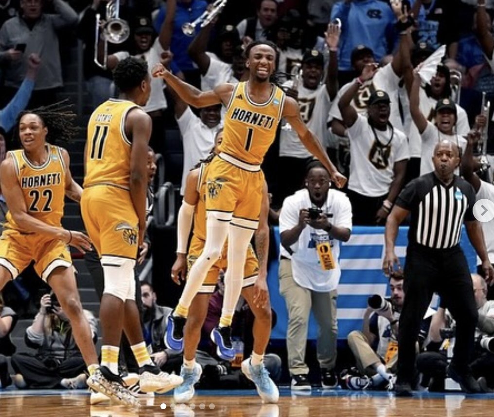 Alabama State guard Amarr Knox has entered the transfer portal. He averaged 14.5 ppg and earned first-team all-SWAC honors this season. 

Former top 200 recruit from the 2022 class. 

247sports.com/player/amarr-k…