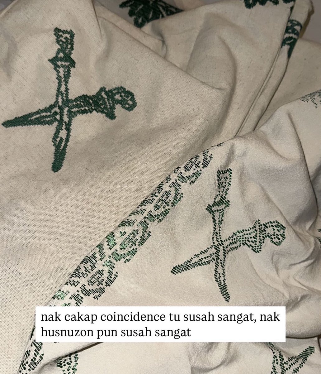 pickyhn's tweet photo. @localrkyt Lepas tengok respond Fiziwoo yang kena ciplak bulat-bulat dengan brand ni, aku boleh simpulkan yang isu dibangkitkan oleh Tyra ni ada asasnya. 

Design keris yang Elrah guna ni mmg sama dgn keris ori. Segala urat kat keris tu ditiru juga. https://t.co/EDlX7HE9FV