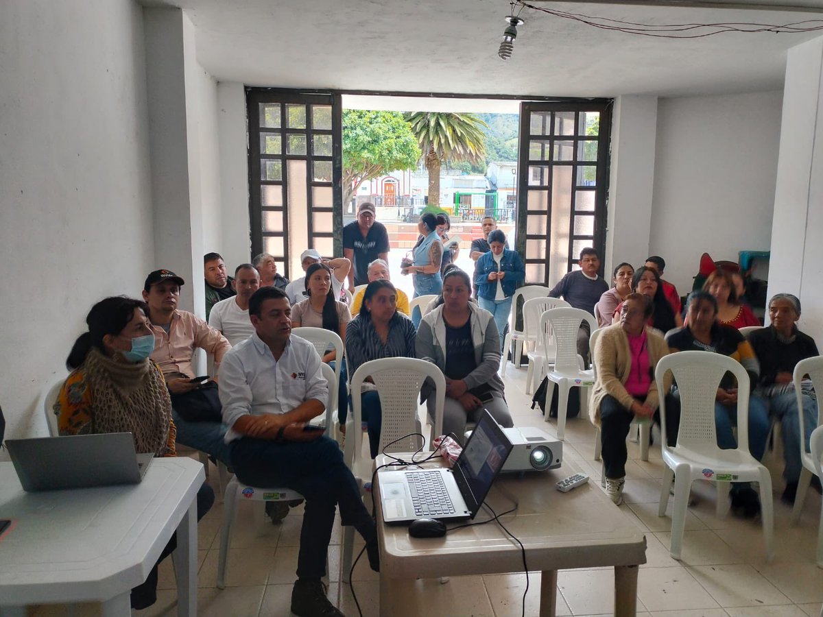 InviasOficial's tweet photo. 📍 En #Nariño socializamos con la comunidad parte del programa #ColombiaAvanza en el departamento. 

🚧 Con una inversión de más de  $12.000 millones, avanzaremos en la mejora de 5 km de la vía Samaniego – La Llanada, beneficiando la movilidad y el desarrollo local. https://t.co/dXyQbfaa00