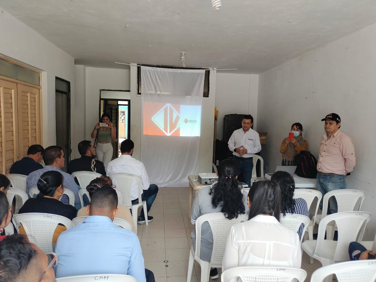 InviasOficial's tweet photo. 📍 En #Nariño socializamos con la comunidad parte del programa #ColombiaAvanza en el departamento. 

🚧 Con una inversión de más de  $12.000 millones, avanzaremos en la mejora de 5 km de la vía Samaniego – La Llanada, beneficiando la movilidad y el desarrollo local. https://t.co/dXyQbfaa00