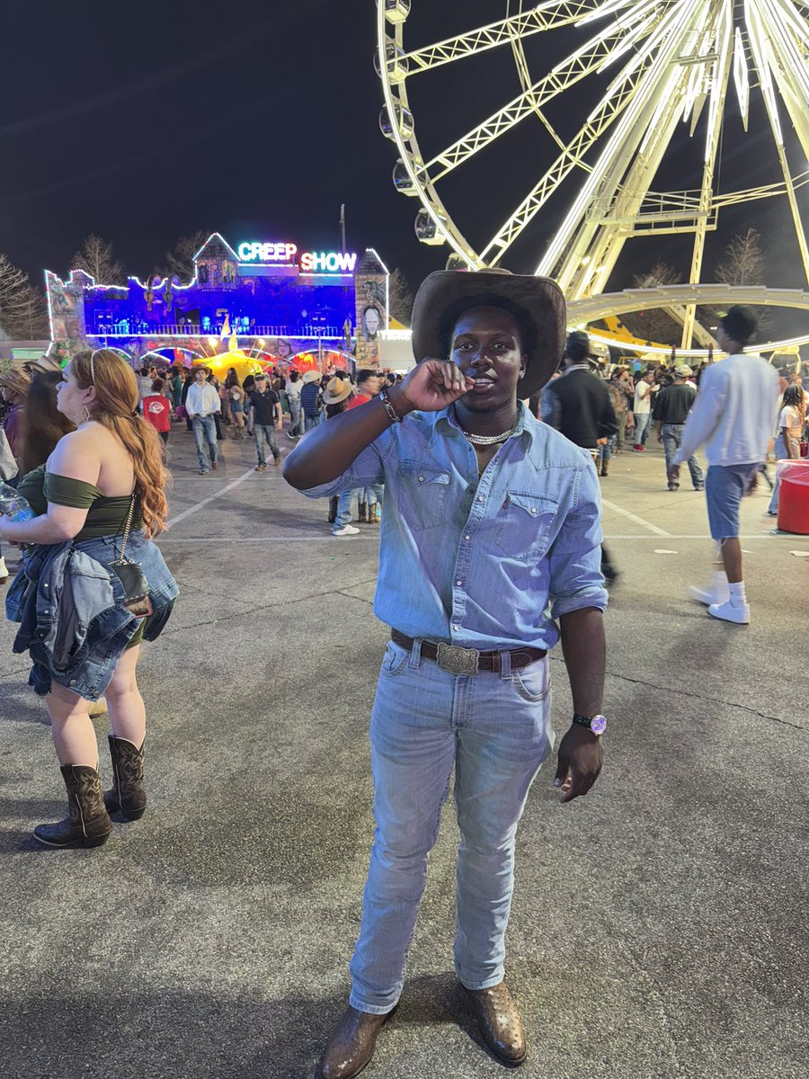 JonathanLewis32's tweet photo. Real life country boy I’m just city boy living #RODEOHOUSTON https://t.co/Y24VRDRhEA
