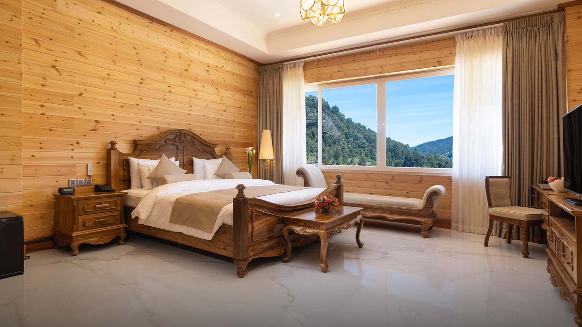 vacationentry's tweet image. Escape to a luxurious suite at #AraliyaRed, where modern design meets breathtaking views. Experience the perfect retreat with a kitchenette, spacious living room, and a stunning view of #Piduruthalagala.  #SuiteLiving #NuwaraEliya  

@AraliyaHotels 

&amp;gt;&amp;gt; bit.ly/3ZRcLAP