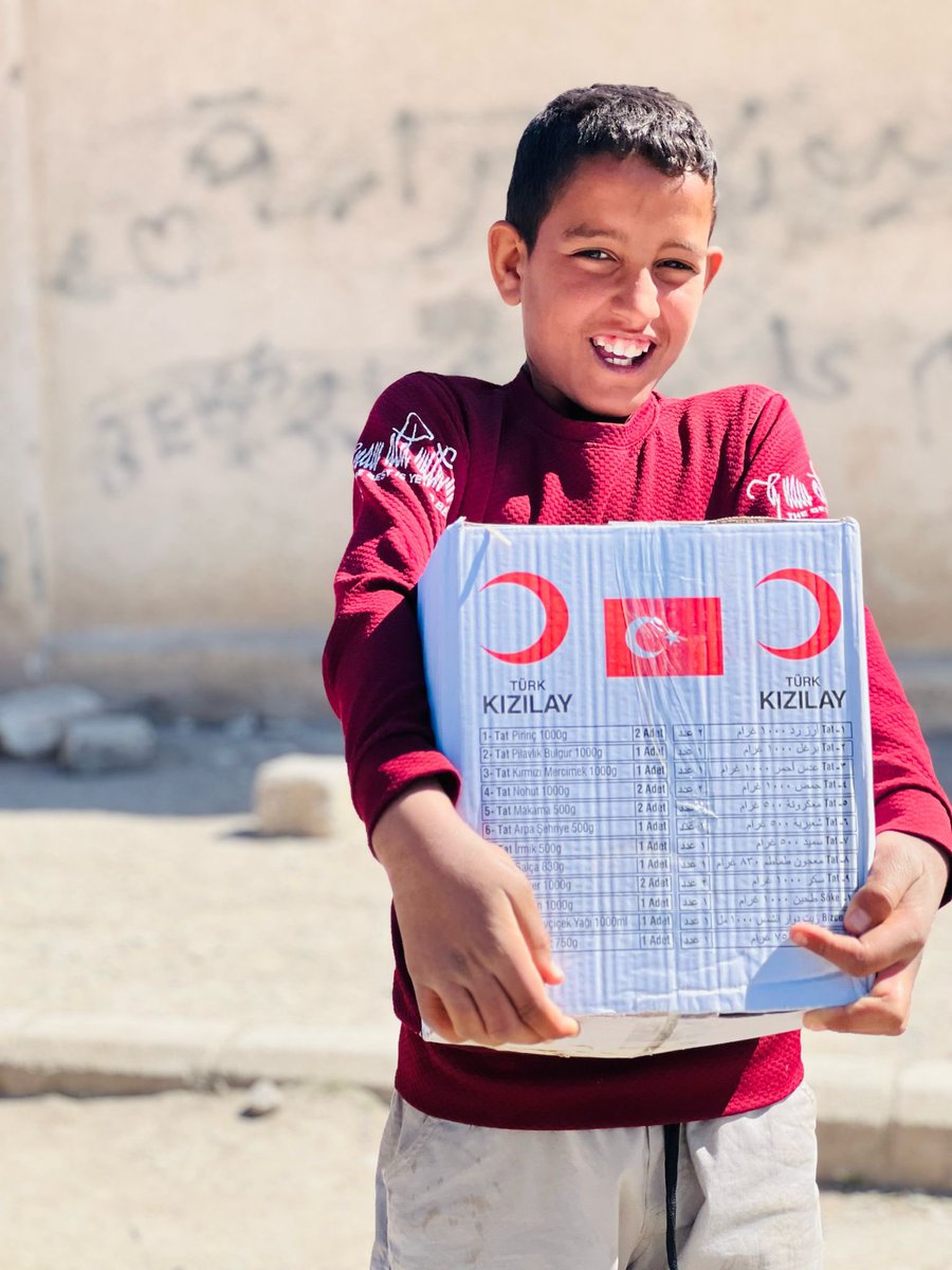 Gazze’de kucak dolusu acının ortasında, bir parça yiyeceğe değil; ilgiye, umuda, hatırlanmış olmaya sarılıyor bu minik kollar. Biz o gülüşlerde sadece bir teşekkür değil, bir dua, bir merhamet çağrısı duyuyoruz.

Türk Kızılay olarak bu çocuklara yalnızca bir yardım paketi değil,