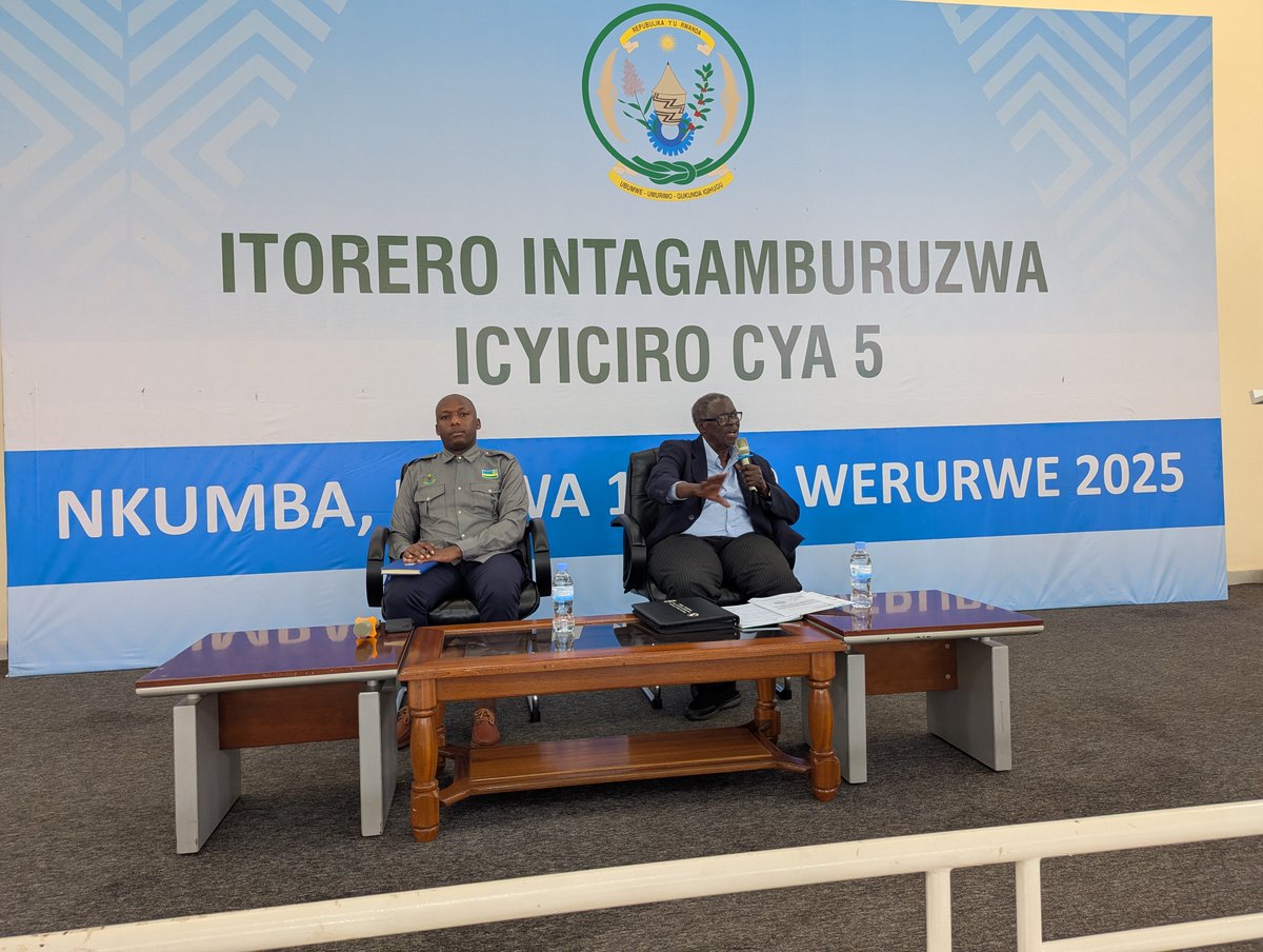 intagamburuzwa's tweet photo. 1. Inararibonye akaba umwe mubagize Inama Ngishwanama y'Inararibonye Hon POLISI Denis yaganirije #Intagamburuzwa5 kuri uyu wa 25/03/2025 mu kiganiro gifite umutwe "Imitekerereze n'isesengura biganisha kubyemezo n'amahitamo akwiye urubyiruko rwiga mu mashuri makuru na za kaminuza" https://t.co/Yr6bcMdarL