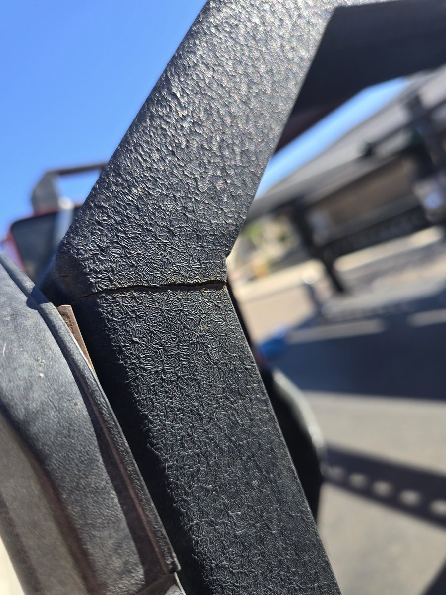 Shorebound1336's tweet image. Fishbone Offroad rack ($1,000+) failed with cracks at all four corners. They offered only 50% off a replacement, ignoring safety risks. @FishboneOffroad
 #JeepGladiator #OffroadGear
