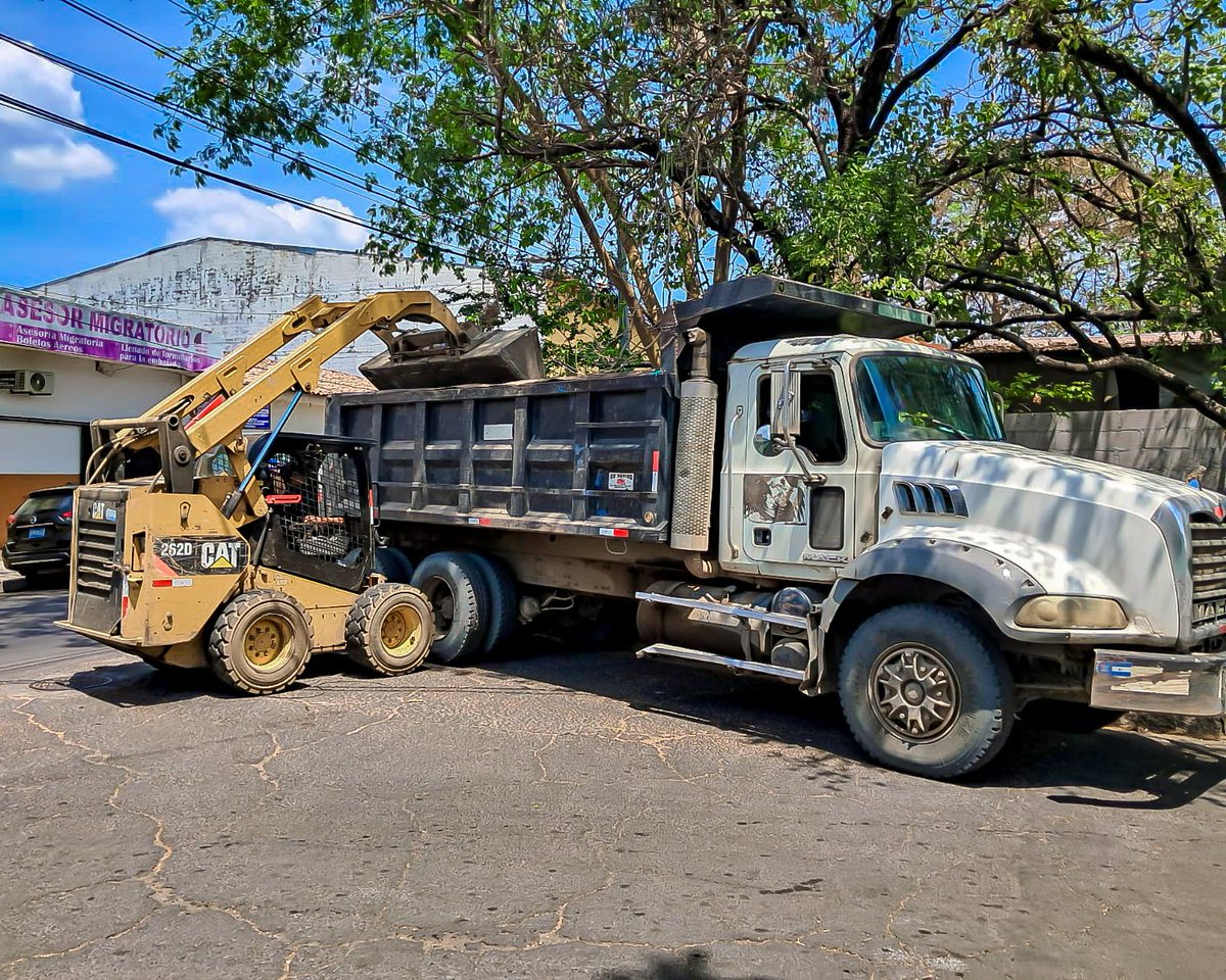 ALEXTORRES_SMC's tweet photo. Seguimos trabajando en la limpieza de tragantes y cunetas en 1a Calle Oriente y Calle Siramá, retirando la basura que obstruye los drenajes.
El #PlanCastor es una muestra de nuestro compromiso con la ciudad, pero mantener San Miguel Centro limpio es una tarea de todos. https://t.co/Igj7rSADfq