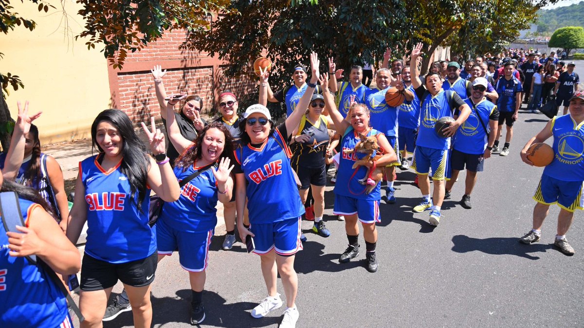BancoCUSCATLAN_'s tweet photo. 🔥⚽🏀 Adrenalina, trabajo en equipo y mucha emoción en nuestro Torneo Deportivo junto a @SISASeguros Más que un juego, una celebración de unión y compañerismo. 💙🙌 #OrgulloCUSCATLAN #ElSalvador https://t.co/8gkxEDmFMI