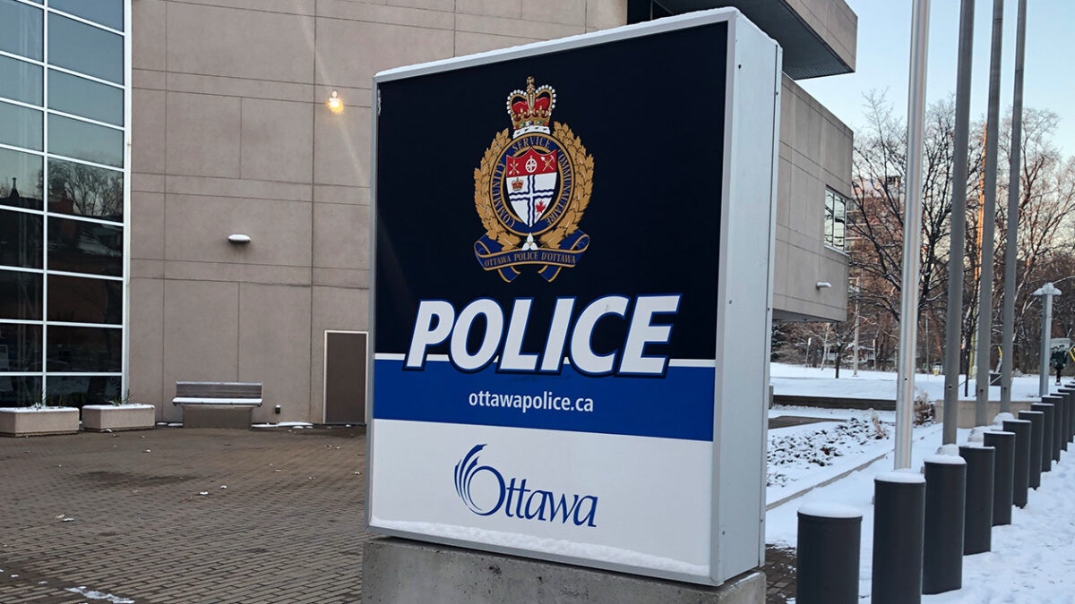 The Ottawa Police are calling for increased staffing in response to rising crime. Read more here: shorturl.at/iA8Ct
#ottawa #ottcity #ottnews
