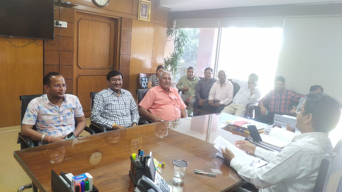 राजस्थान बिजली वर्कर्स फैडरेशन (एटक/AITUC) (@aituc_unionraj) on Twitter photo आज राजस्थान विद्युत संयुक्त संघर्ष समिति के पदाधिकारियों ने ACSश्री आलोकCMD डिस्कॉम सुश्री आरती डोगरा,MD RVPN श्री नथमल डिडेल से मुलाक़ात कर ज्ञापन सौंपा
उन्होंने आश्वस्त किया है कि अप्रैल के प्रथम सप्ताह मे संयुक्त संघर्ष समिति से वार्ता कर समाधान किया जावेगा
<a href="/artizzzz/">Arti Dogra</a>
<a href="/RajCMO/">CMO Rajasthan</a> आज राजस्थान विद्युत संयुक्त संघर्ष समिति के पदाधिकारियों ने ACSश्री आलोकCMD डिस्कॉम सुश्री आरती डोगरा,MD RVPN श्री नथमल डिडेल से मुलाक़ात कर ज्ञापन सौंपा
उन्होंने आश्वस्त किया है कि अप्रैल के प्रथम सप्ताह मे संयुक्त संघर्ष समिति से वार्ता कर समाधान किया जावेगा
<a href="/artizzzz/">Arti Dogra</a>
<a href="/RajCMO/">CMO Rajasthan</a>