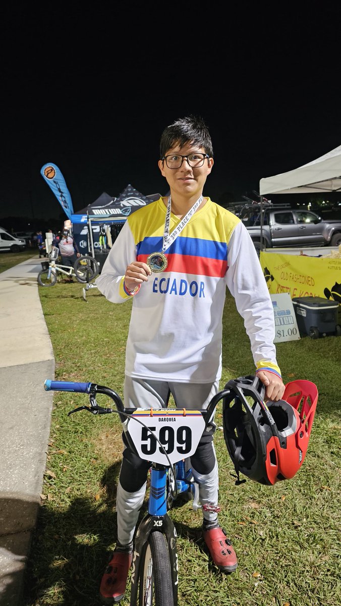 alejo_darquea's tweet photo. Millón gracias Mathi eres un grande que orgullo ser parte de esto que se ha convertido parte de nuestro corazón Bmx racing
Hasta el día de hoy pista donde estamos nos vestimos de grandes 
3 días Gold Cup USA BMX super cansado
Mi admiración por lo que haces y como lo haces te amo https://t.co/i8mj24QXWS