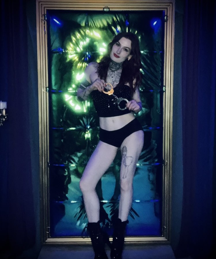 Let me step on you in my favorite #pleaserboots @ Legacy studios 🖤✨ taking bookings/walk ins on:

Wednesday 3/26
Friday 3/28
Friday 4/4
5pm-11pm

#bdsm #femdom #findom #kink #losangeles