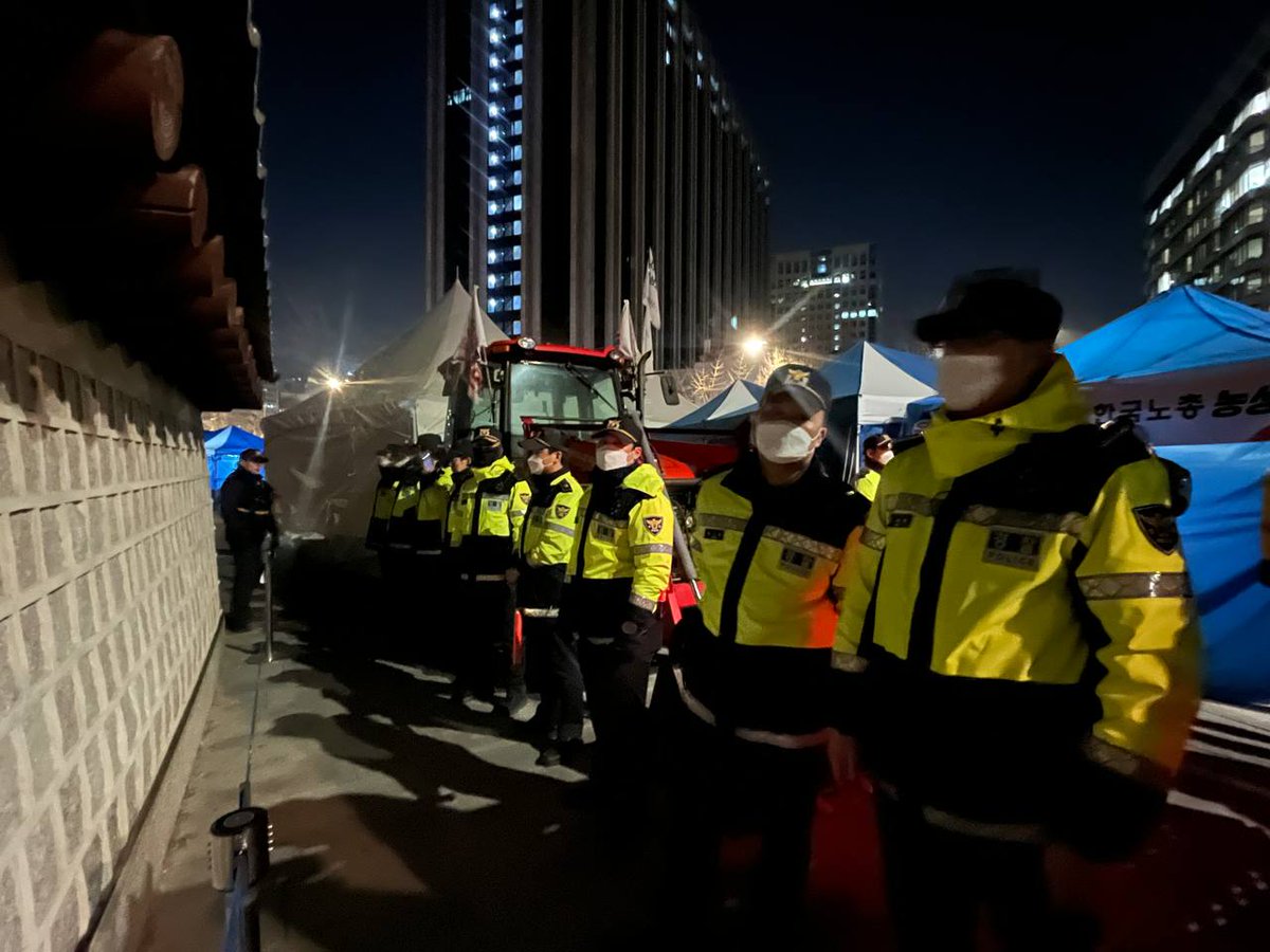yoonoutaction's tweet photo. [긴급 요청] 광화문 농성장으로 모여주세요!!!!!!
오늘 새벽 트랙터 투쟁단 일부가 광화문 농성장에 진입하였습니다. 경찰이 계고도 없이 영장도 없이 트랙터와 트럭을 견인하기 위해 많은 병력을 투입했습니다. 현장에 적은 인원으로 경찰의 폭력에 저항하고 있지만 역부족입니다. 농성하는 국회의원까지 사지를 들어 끌어내고, 불법 연행까지 서슴치 않고 있습니다. 지금 바로 광화문 농성장으로 모여주십시요!!! 시민의 힘이 필요합니다!!!!!