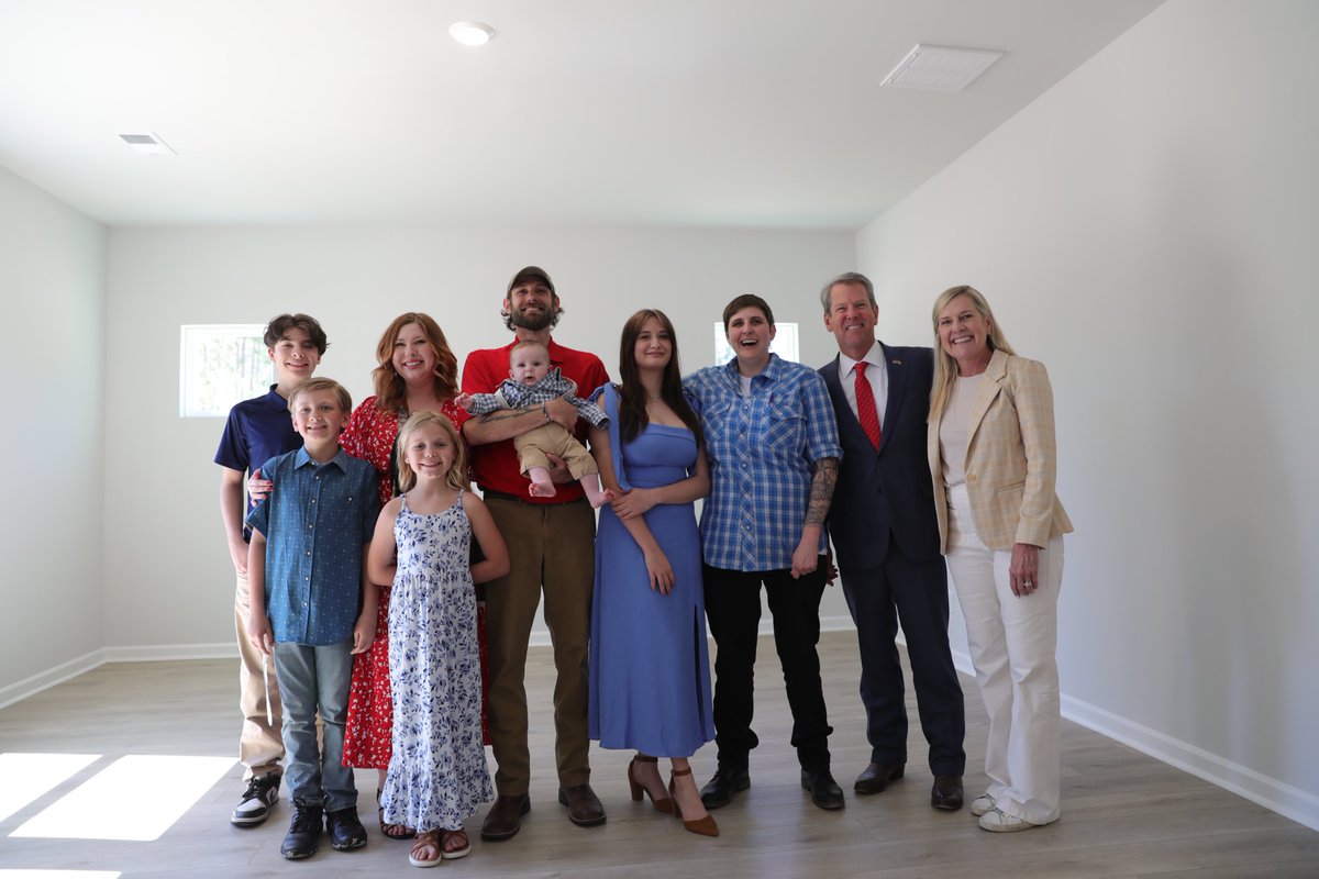 GovKemp's tweet image. Such an honor to be in Ludowici today to help honor Sergeant First Class Tyler Welty and his family with their new home generously donated by the Military Warriors Support Foundation. 

We’re grateful for the service and sacrifice of SFC Welty and his family, as well as all our…