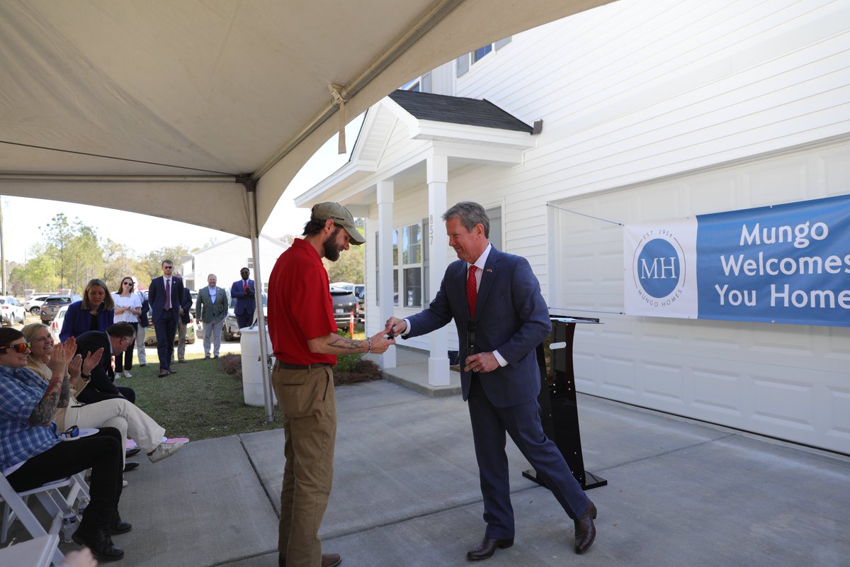 GovKemp's tweet image. Such an honor to be in Ludowici today to help honor Sergeant First Class Tyler Welty and his family with their new home generously donated by the Military Warriors Support Foundation. 

We’re grateful for the service and sacrifice of SFC Welty and his family, as well as all our…