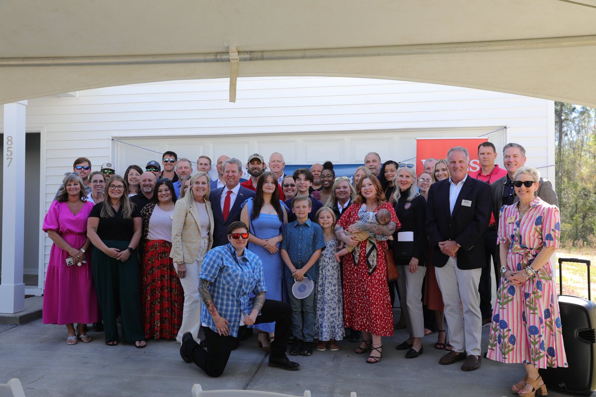 GovKemp's tweet image. Such an honor to be in Ludowici today to help honor Sergeant First Class Tyler Welty and his family with their new home generously donated by the Military Warriors Support Foundation. 

We’re grateful for the service and sacrifice of SFC Welty and his family, as well as all our…