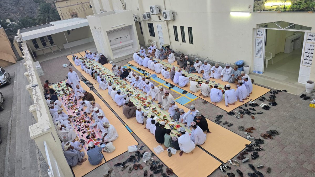 SeetBalad's tweet photo. استغلالا لنفحات شهر رمضان المبارك و تأصيلا لروابط الأخوة والمحبة التي تجمع اعضاء الهيئة التدريسية والإدارية وجميع العاملين بمدرسة بلدسيت ، نُظم اليوم الإفطار الجماعي وسط حضور مميز يسوده الألفة والمحبة والاحترام المتبادل وبمشاركة أهالي القرية .
@Baladsayt 
@althehly https://t.co/RKvW6o5TW4