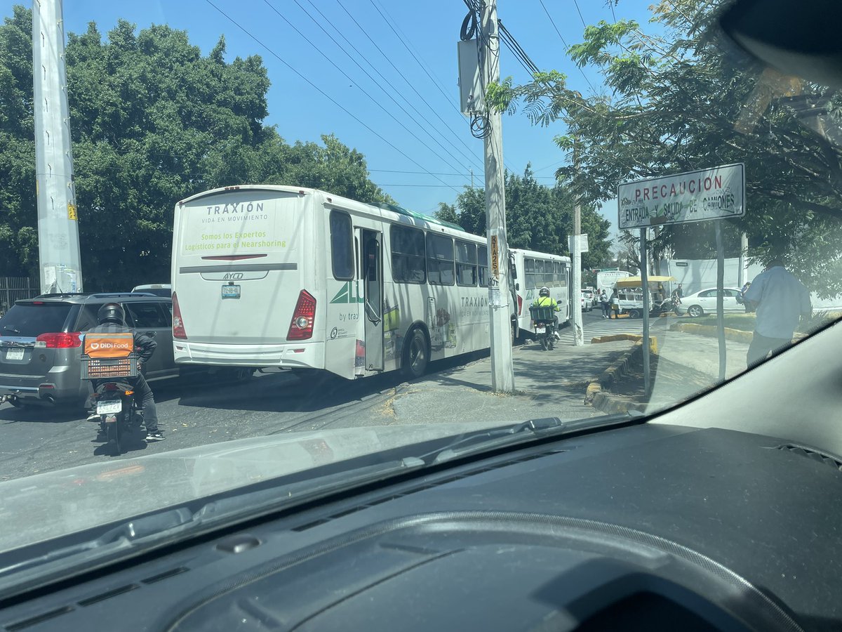 Crios79's tweet photo. @Trafico_ZMG @TransporteJal  en más de una ocasión he reportado que todos los días entre 2 y 3 de la tarde se estacionan vehículos de transporte de Personal sobre un carril de avenida Moctezuma entre 30 y 40 minutos dificultando el tránsito y ni quien para poner orden https://t.co/S87GVAkZnx