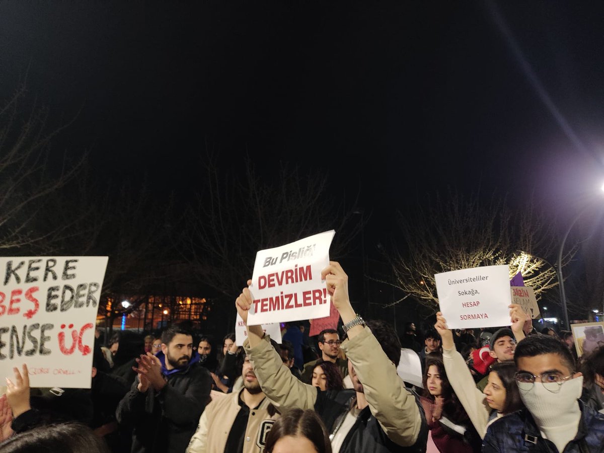 fikir_kulupleri's tweet photo. Gaziantep'te önümüze kurulan barikatları kaldırttık. Gençlik yürüyor.

Tüm yurttaşlarımızı; ekmeğimiz için, bağımsızlık ve laiklik için birlikte durmaya çağırıyoruz.

Memleket İçin Ayaktayız https://t.co/pwqH6Vh2l6