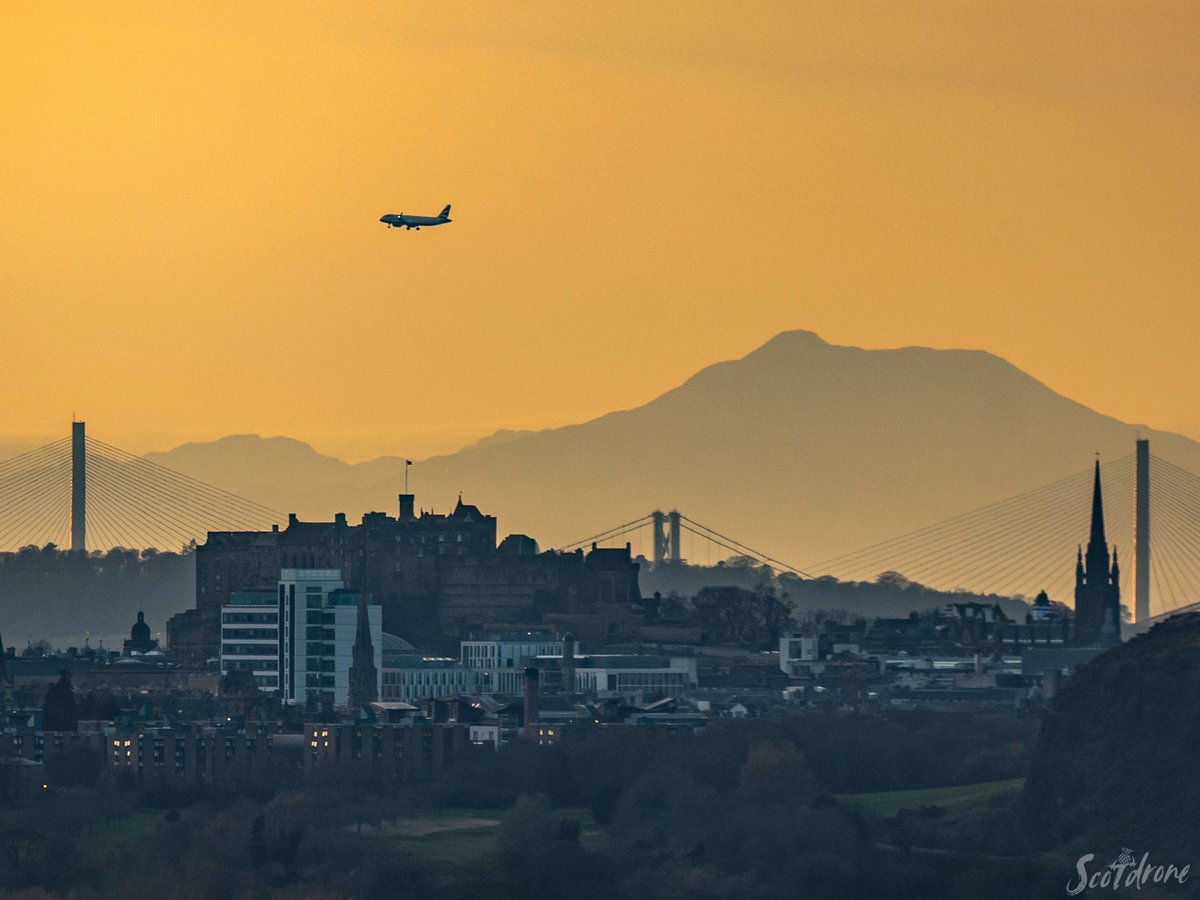 Beautiful sunset this evening looking towards Edinburgh Castle with the imposing presence of Ben Ledi in the background.  British Airways making an appearance in my shot coming in to land 😊🏴󠁧󠁢󠁳󠁣󠁴󠁿 #edinburgh #castle #edinburghcastle #scotland #visitscotland #scottish