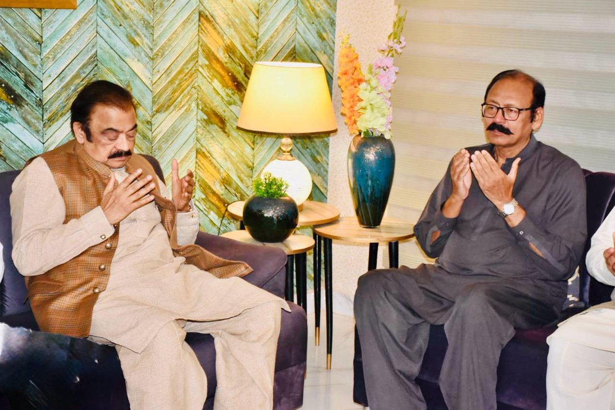 MianZiagolden's tweet photo. مشیر وزیر اعظم پاکستان رانا ثنااللہ خاں صاحب کے ھمراہ بہت ھی قابل احترام دوست تنویر کنور شوکت صاحب کی اہلیہ کی وفات پر دعائے مغفرت اللہ سوھنا مرحومہ کو جنت الفردوس میں اعلی مقام دے اور لواحقین کو صبر جمیل سے نوازے آمین الھم آمین
#TeamRSK #TeamMZ https://t.co/jJwz3Srqq1