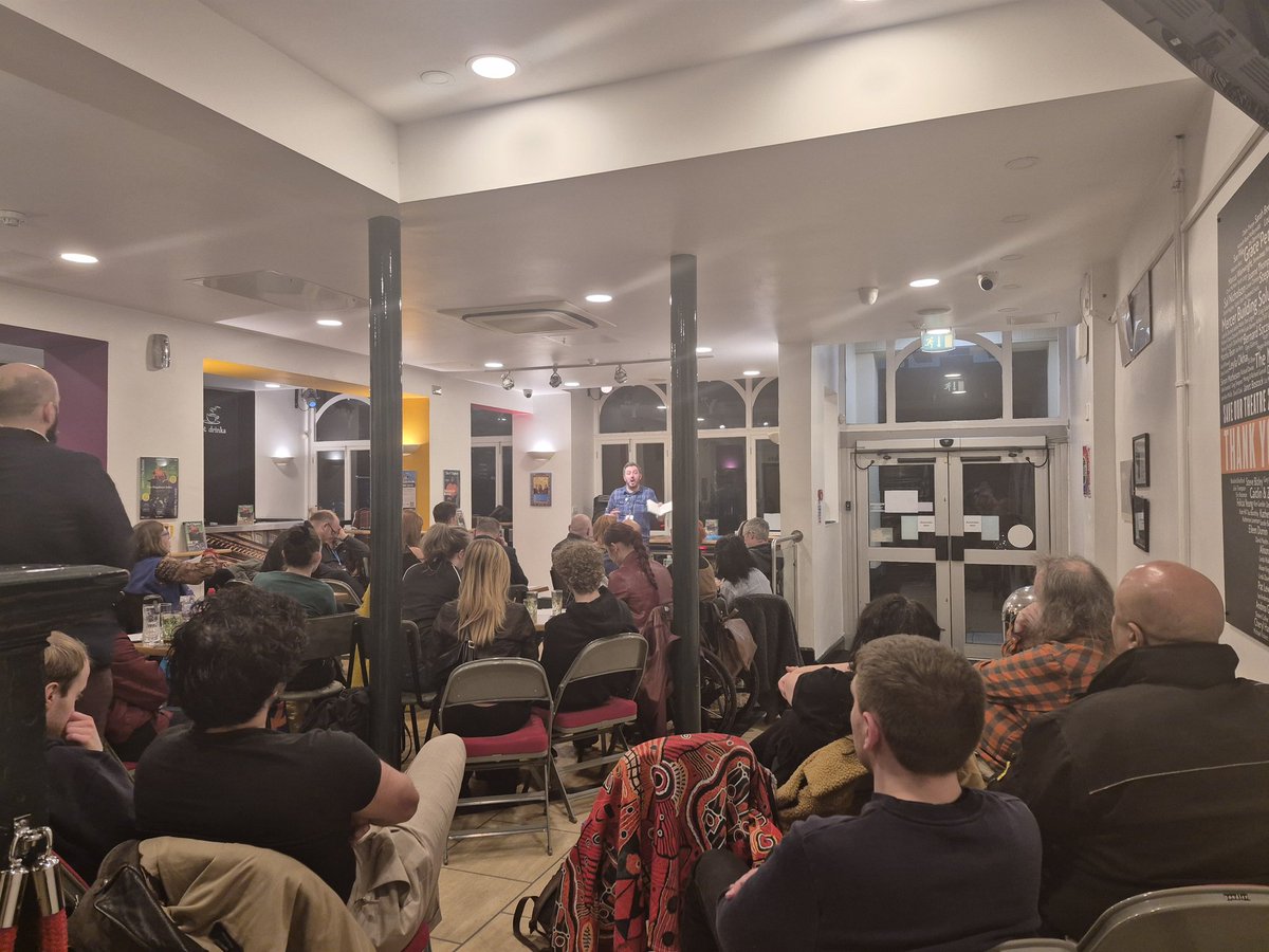 And we're wrapping up the night with everyone's favourite, Plugs and Pitches! 😆