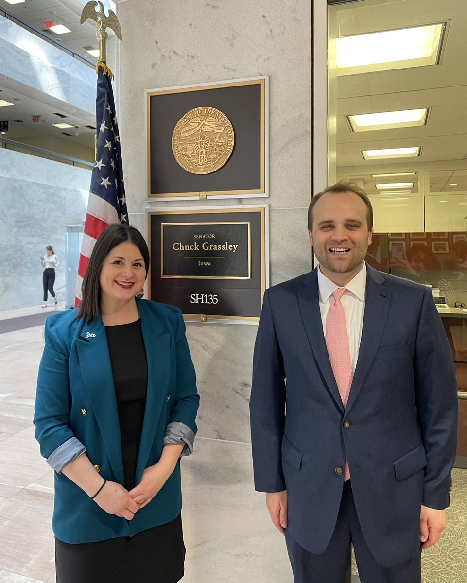 Thank you <a href="/ChuckGrassley/">Chuck Grassley</a> for co-sponsoring the Medicare Multi-Cancer Early Detection Screening Coverage Act! Your support for early detection is so important. And thank you, as always, Nic! #tealaction #MCEDAct <a href="/ocrahope/">Ovarian Cancer Research Alliance</a>