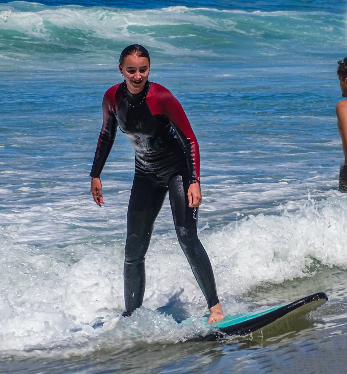 🏄‍♀️ Let's go surfing now! Super fun day with Surfends  learning to surf on a perfect day at Vic Bay Beach in the spectacular Garden Route. 🌊