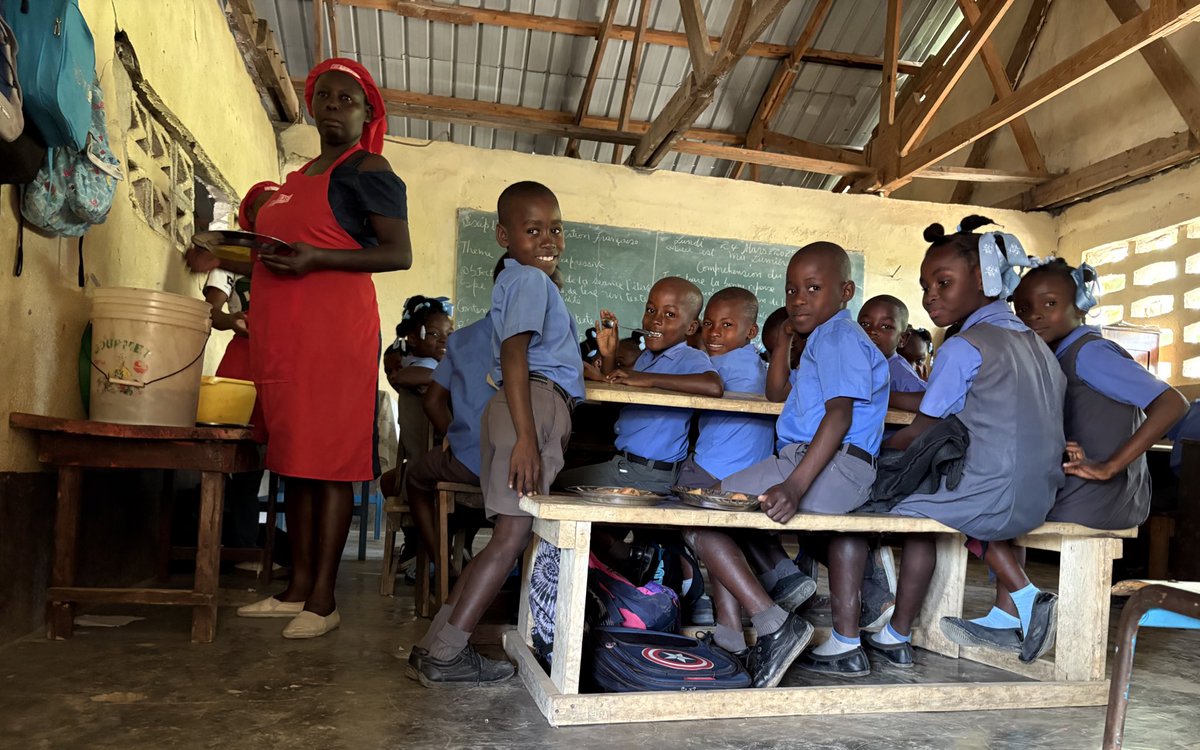 AntoineMichon1's tweet photo. Visite passionnante hier dans la Grande-Anse à Chambellan, Moron et Jérémie, avec l’équipe #OneUN en Haïti.
Nous avons visité une école fondamentale où @WFP_Haiti assure des repas quotidiens avec des produits locaux, notamment de la farine de fruit à pain, riche en nutriments. https://t.co/63kBmwILTX