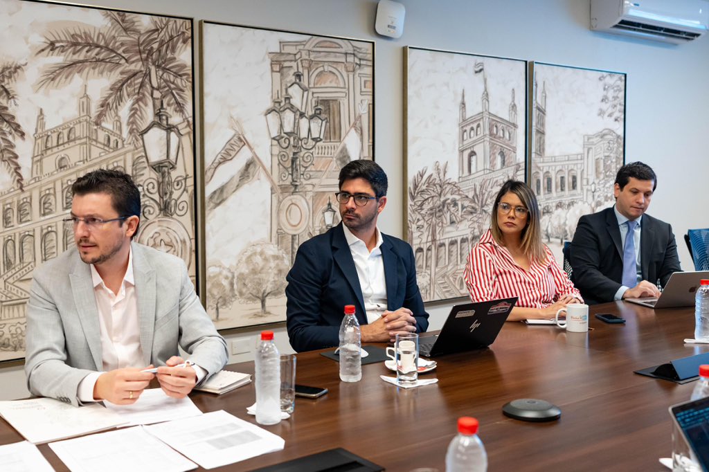 El presidente Santiago Peña, se reunió con el Equipo Nacional de Salud, para evaluar los avances logrados, como la habilitación de 51 camas de terapia intensiva, que representan el 76% de las camas operativas a nivel nacional. Así también el acuerdo con sanatorios privados (1/2)