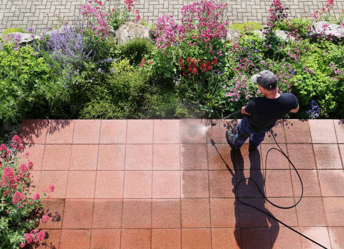 houstonpowerwa's tweet image. Revitalize your home exterior with power washing! This efficient method cleans surfaces like driveways and decks effortlessly.
Enjoy easy maintenance and powerful results.
How do you keep your home's exterior spotless? 

#PowerWashing #HomeImprovement #CleanExterior #DrivewayCl